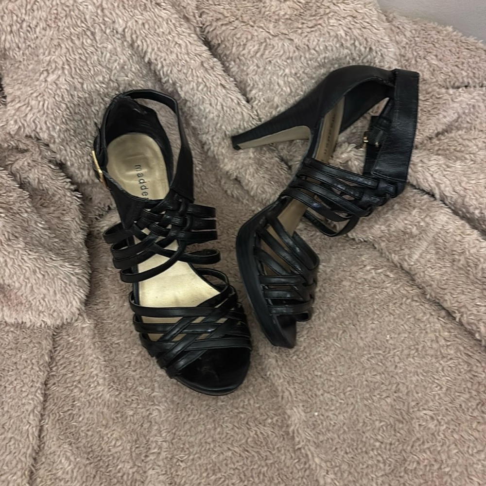 Madden Girl Women's Kenyyaa Strappy Sandal, black, size 9.